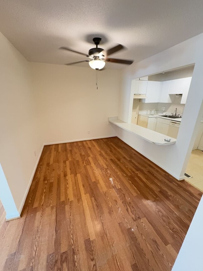Building Photo - Renovated 2 bed 1.5 bath off Bonny Oaks