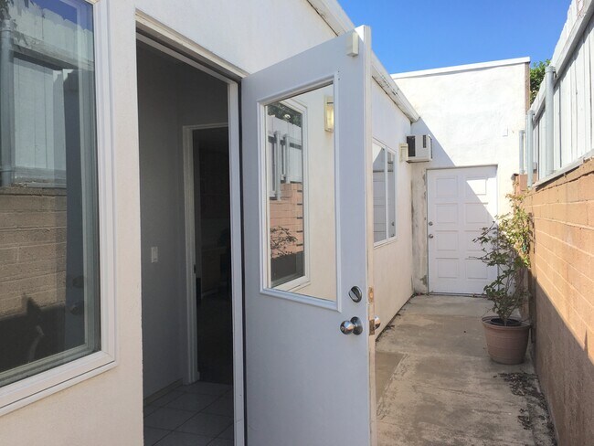 Building Photo - 3223 Zola St
