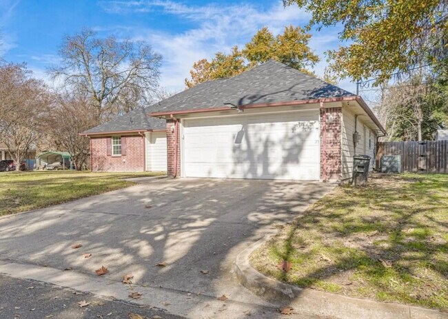 Building Photo - 325 Fuller St