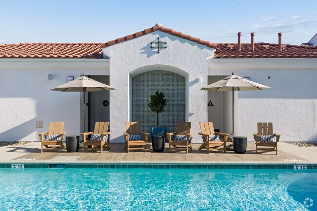 Sillas y sombrillas junto a la piscina - Vintage Farms