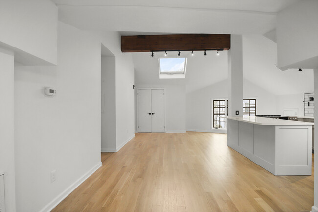Building Photo - 472 Riverside Ave