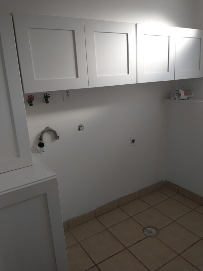 washer and dryer hook-ups - 2537 W Robin Rd