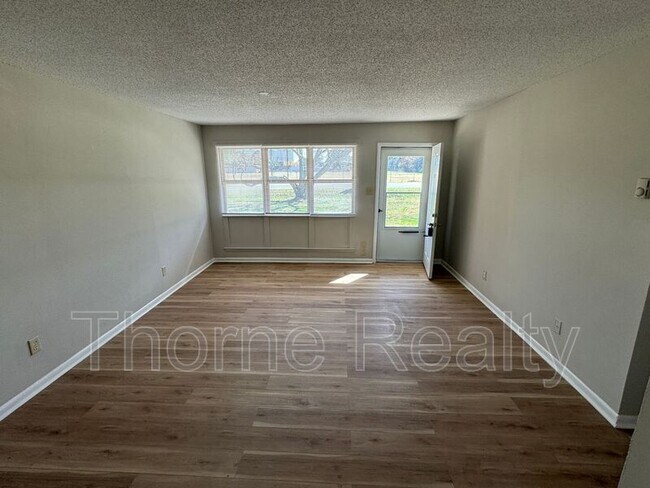 Foto del edificio - 400 E Northern Blvd