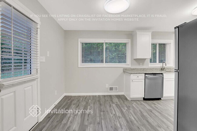 Building Photo - 2833 Altaview Dr SE
