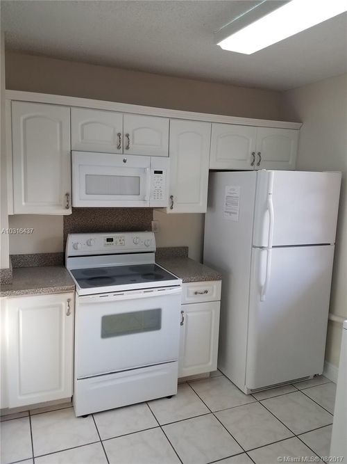 Foto del edificio - 15969 NW 64th Ave
