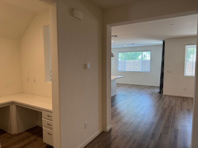 Building Photo - Beautiful 5 Bedroom, 3 Bathroom, 2800 Sqft...