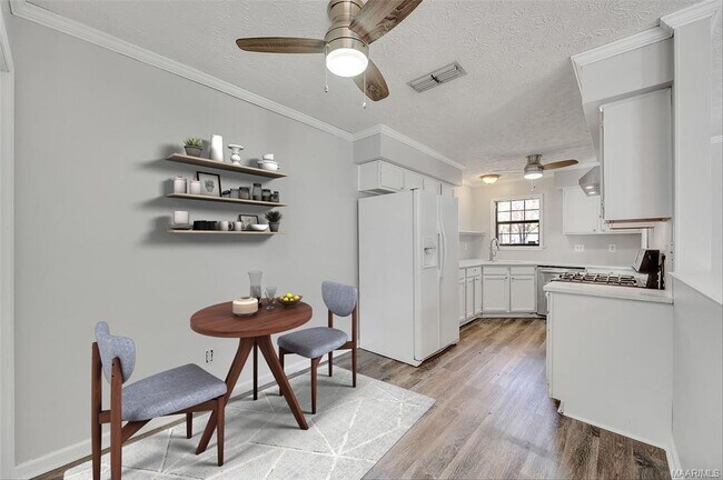 Building Photo - 6036 Camelot Ct