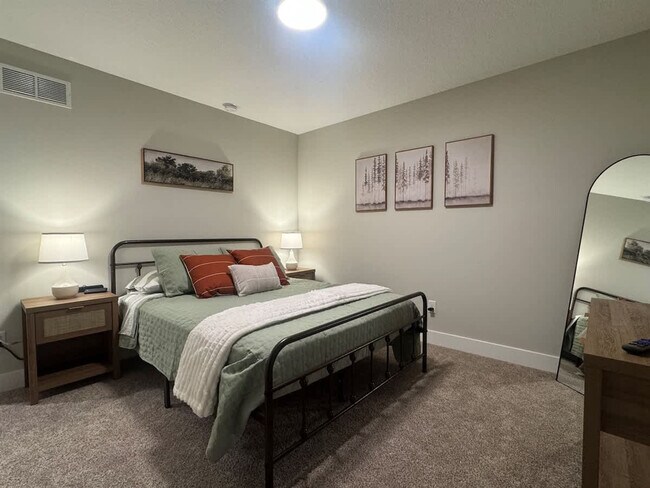 Foto del edificio - 1249 Kinsmoor Ave