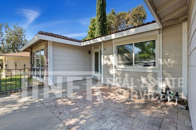 Building Photo - Beautiful 3 Bedroom Home