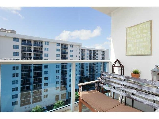 Foto del edificio - 7501 E Treasure Dr
