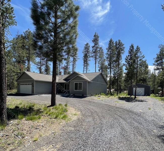 Foto del edificio - Beautiful home in Sunriver on wooded lot a...