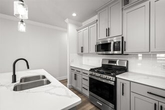 Building Photo - 8056 Meadowbrook Dr