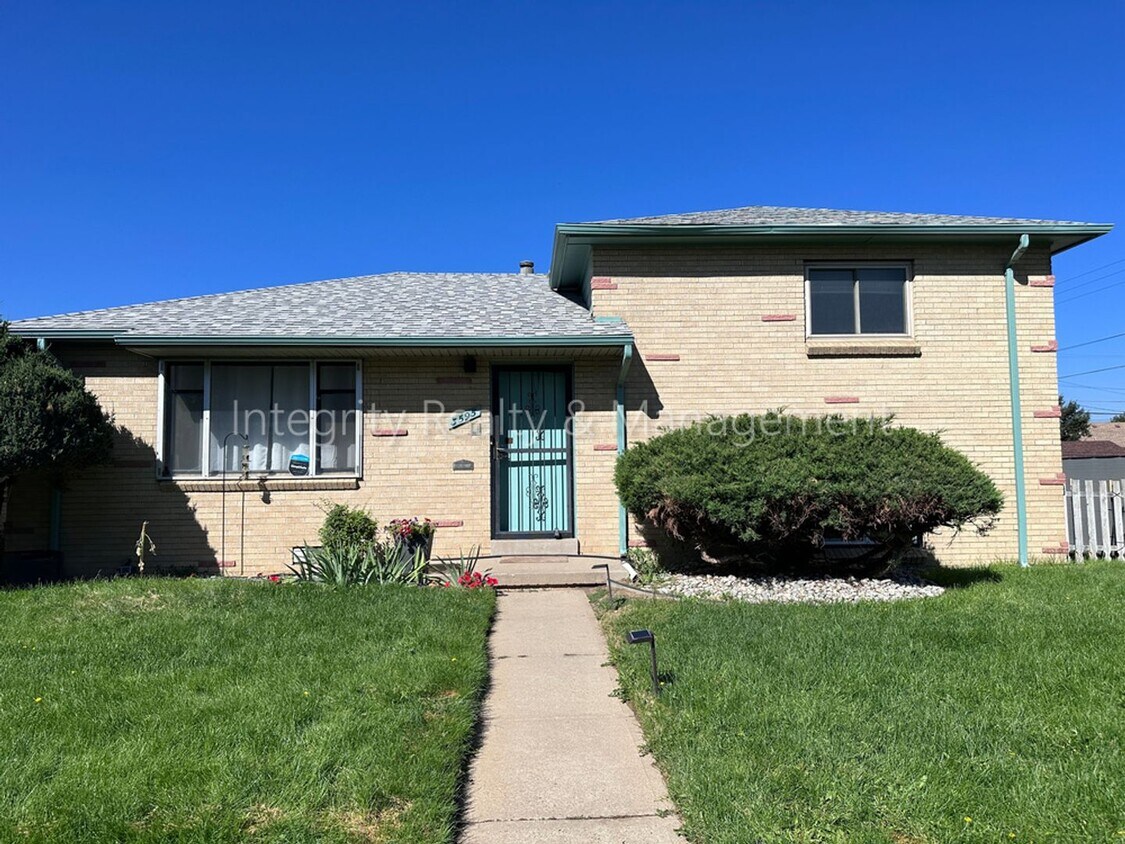 Foto principal - 4 Bed/2 Bath, 1,396 Sqft - 3595 Eudora St ...