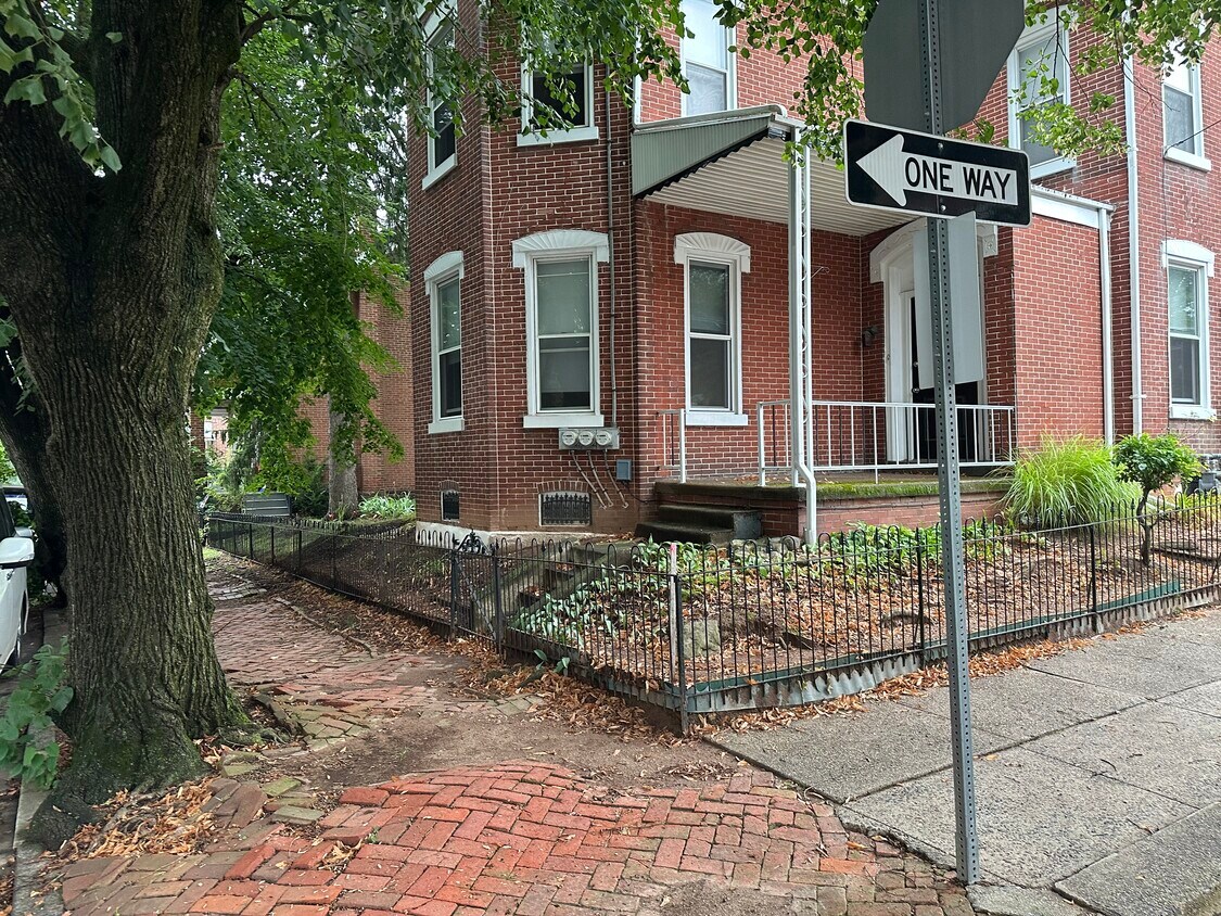 Foto principal - 1 W 5th St