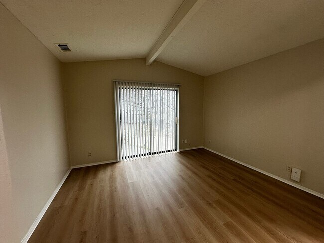 Foto del edificio - Quattro Investment Group LLC1 (5802 Emerald Forest Dr)