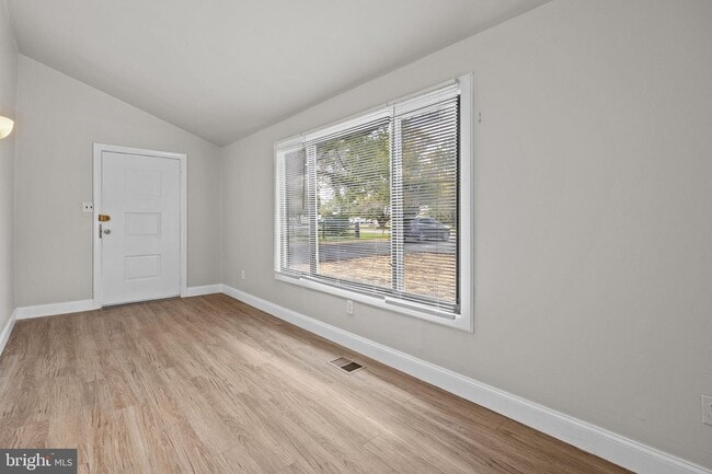 Building Photo - 2555 Trenton Rd