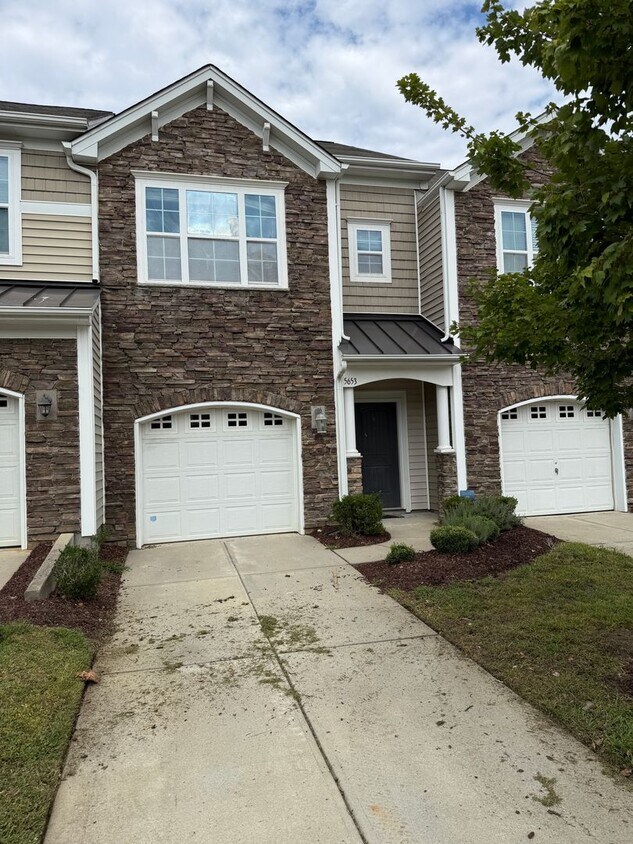Foto principal - Modern Townhome in Steele Creek – Walkable...