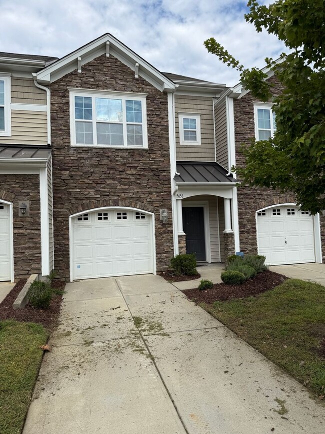 Modern Townhome in Steele Creek – Walkable... - Modern Townhome in Steele Creek – Walkable...