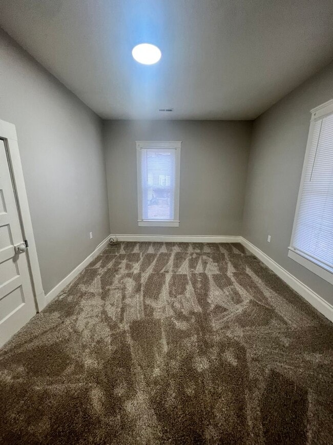 Building Photo - 2 Bed 1 Bath