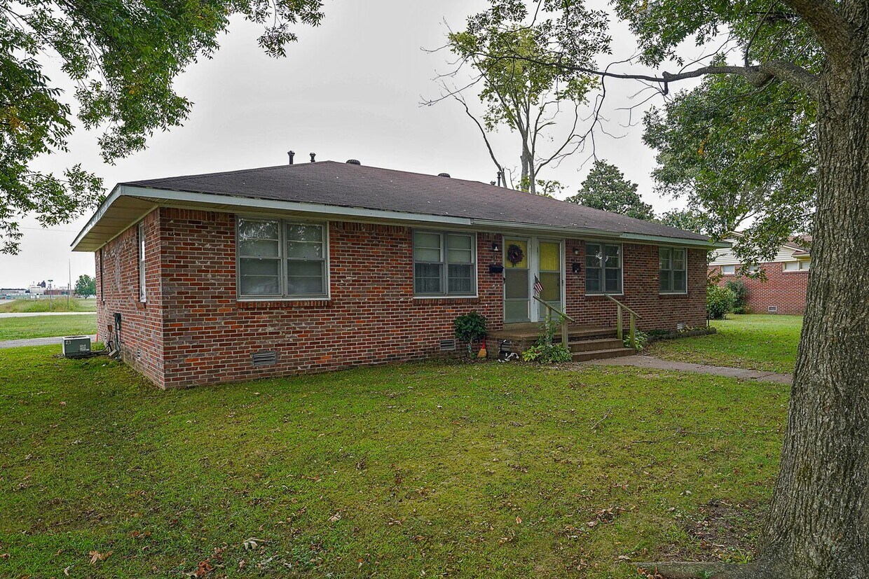 Primary Photo - Charming Brick Duplex in Union City!