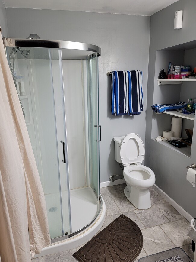 Baño - 628 Clark Ave