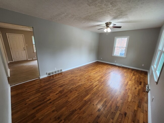 Building Photo - 103 Maple Ct