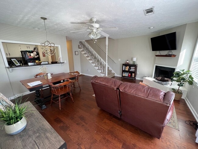 Building Photo - Apartment conveniently located in Auburn!