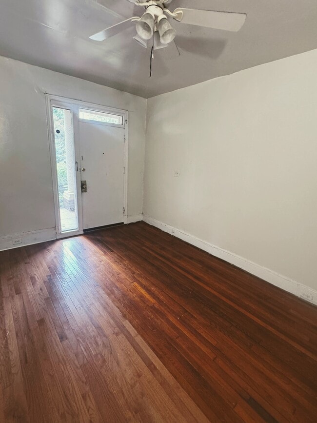 Living Room - 1424 Grove Ave (Richmond, VA) Apartment