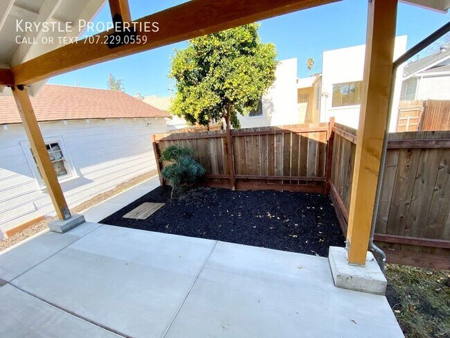 Building Photo - Gorgeous, newly built home with all new ap...