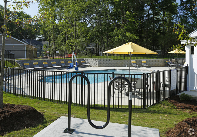 Foto del edificio - Loch Raven Pointe Apartments and Townhomes