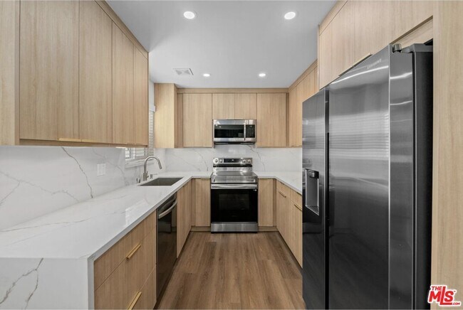 Foto del edificio - 2449 Beachwood Dr