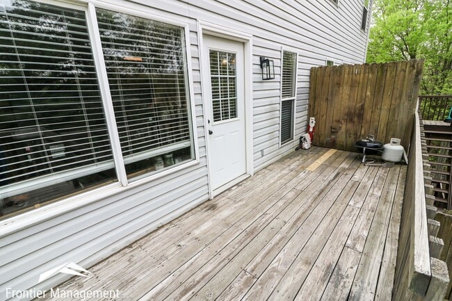 Building Photo - Awesome 4 bedroom duplex located in quite ...