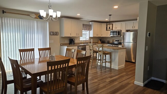 Amplia cocina con isla con asientos y una mesa para 8 personas. - 17 Ryswick St