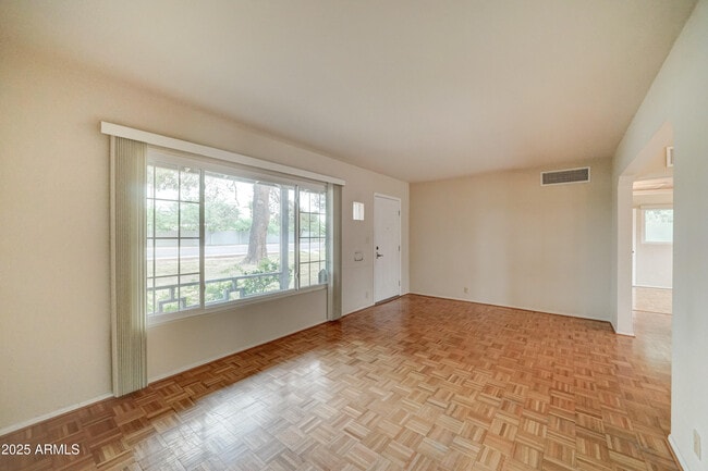 Foto del edificio - 3033 E Campbell Ave