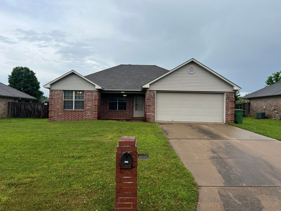 Foto principal - 3 Bed 2 Bath Home