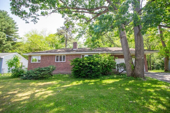 Building Photo - ±1,150 SF 3 BR Ranch in South Colonie Scho...