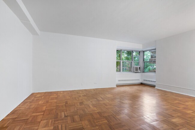 Building Photo - 577 Grand St