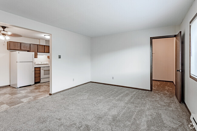 1BR, 1BA Den - 800SF - Living Room - Clover Hill