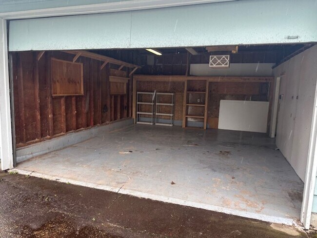 Foto del edificio - Lightly Updated 4 Bed Everett Home w/ Large Detached Garage/Workshop!