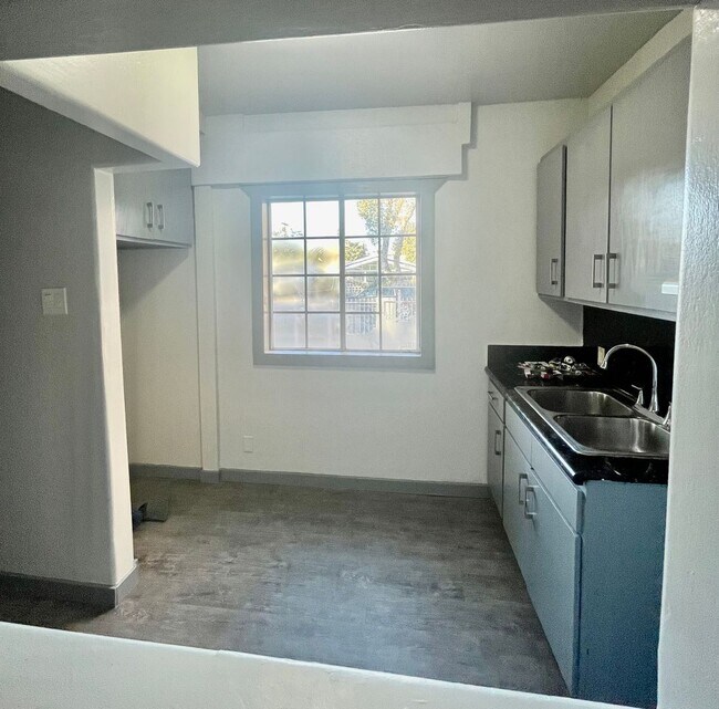 Building Photo - Move in Ready! 1 Bed + 1 Bath + Bonus Room for office!