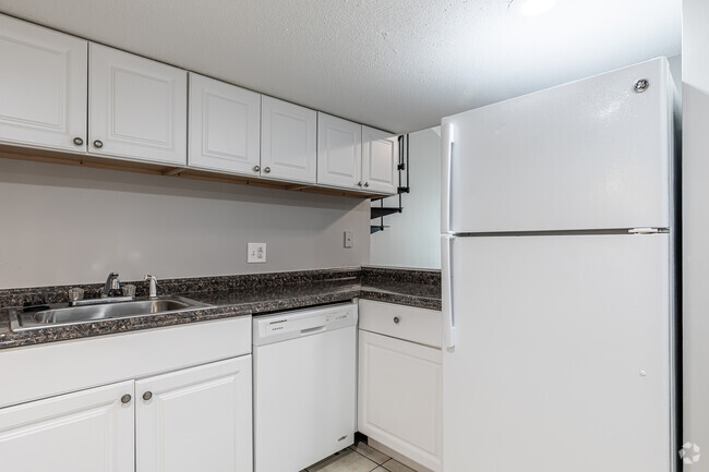 Studio - Kitchen - Briarwood Hills