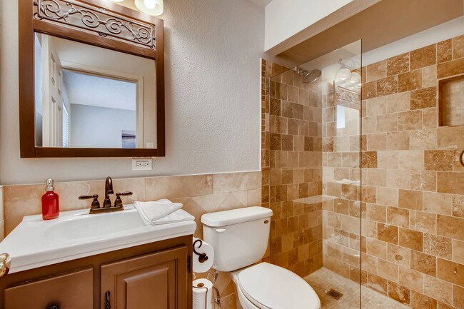 Master bathroom - 1608 N Sunset Dr