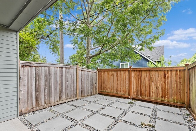 Building Photo - Immaculate West Seattle Townhome