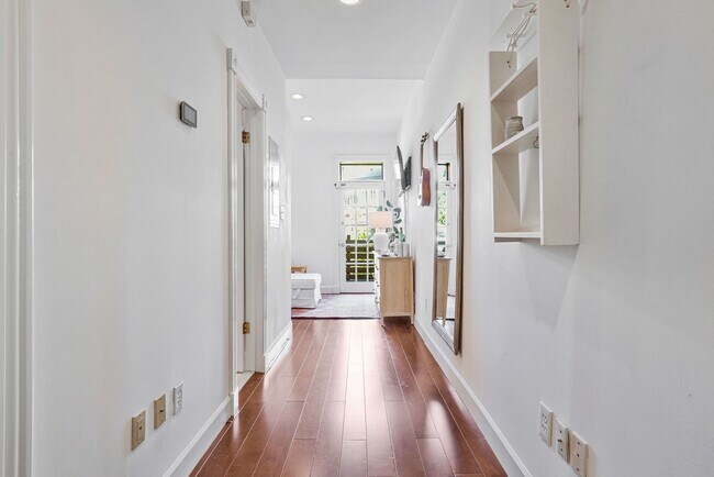 Foto del edificio - Kalorama Apartment – Renovated One-Bedroom with Private Balcony