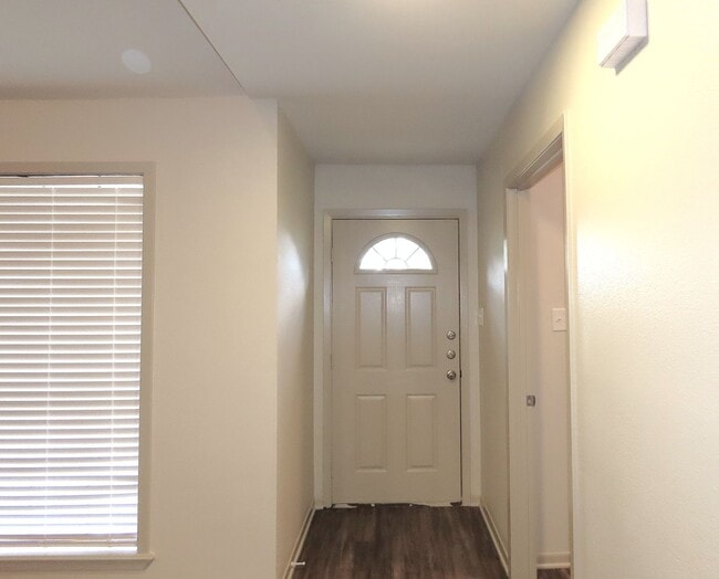 Building Photo - COMING SOON! Remodeled in 2024! Gorgeous 3 Bdrm., 2 Bath Duplex in Whitehouse ISD!