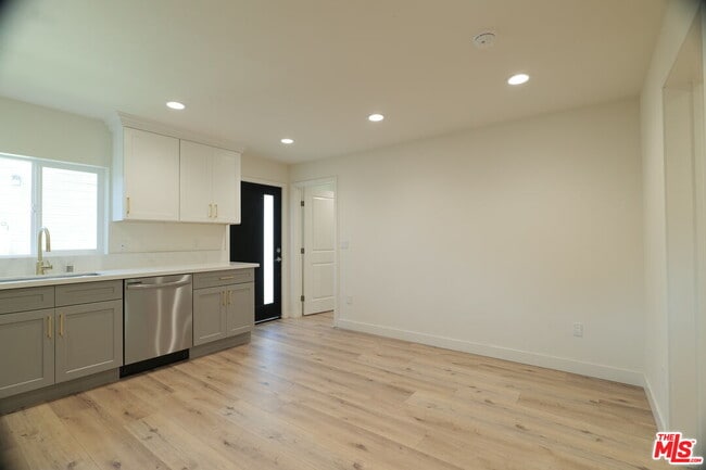 Building Photo - 1338 W 30th St