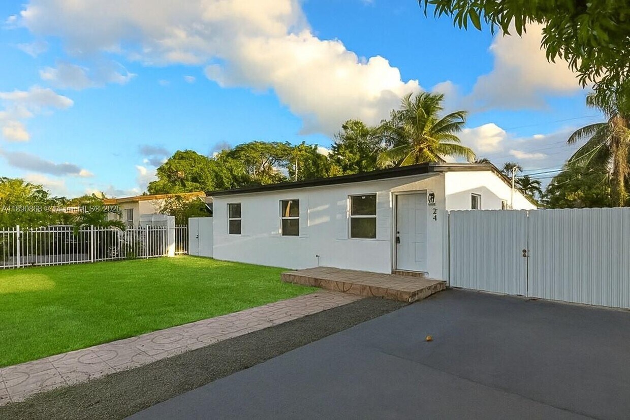 Primary Photo - 725 Burlington St