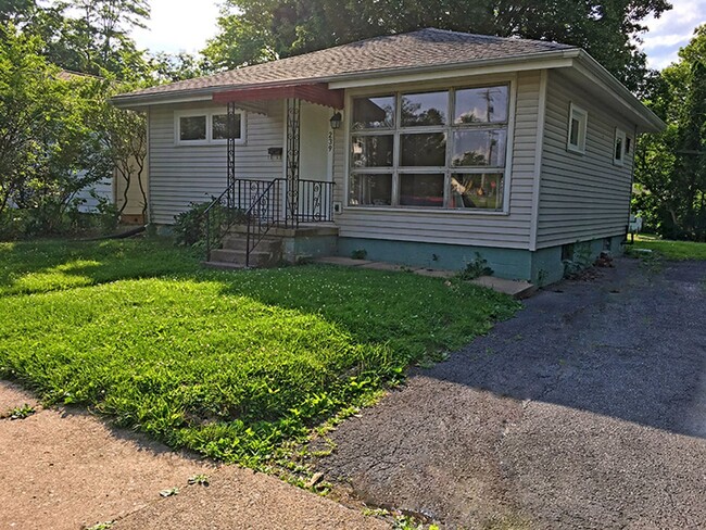 Building Photo - Crestmont Avenue House!