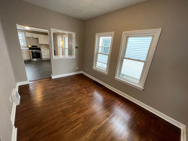 Building Photo - 157 E Rees St