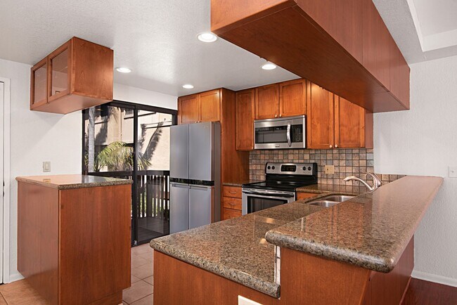 Building Photo - Rarely available Clairemont 3-story end un...